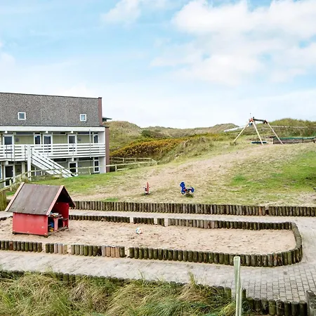 4 Person In 아파트