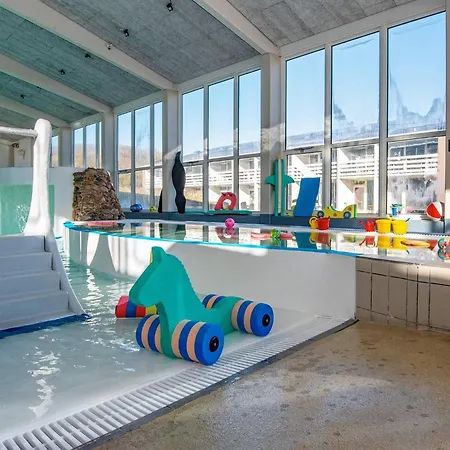 4 Person In 아파트 링쾨빙