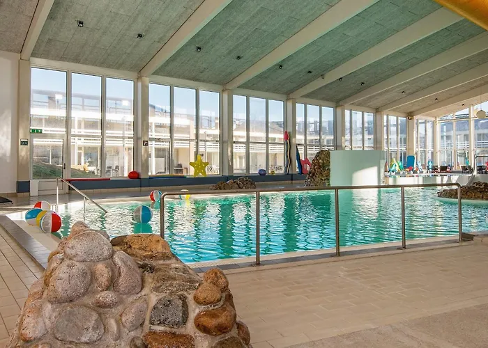 4 Person In Apartament
